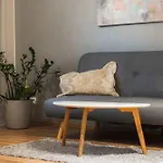 Stylish Designer With Free Street Parking شقة *