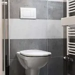 Stylish Designer With Free Street Parking شقة