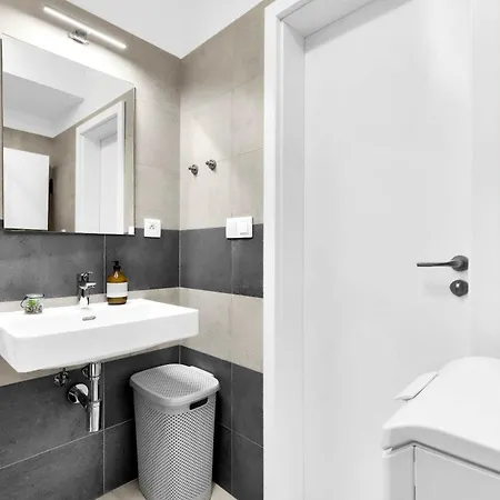 Stylish Designer Stay With Free Street Parking 아파트 브라티슬라바