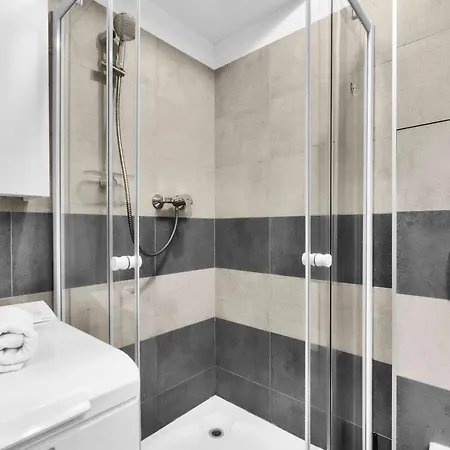 Stylish Designer Stay With Free Street Parking