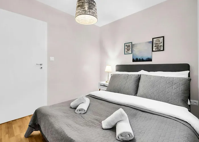 Stylish Designer With Free Street Parking * Bratysława