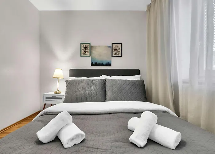 Stylish Designer Stay With Free Street Parking 브라티슬라바