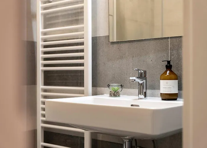 Stylish Designer With Free Street Parking Apartament *