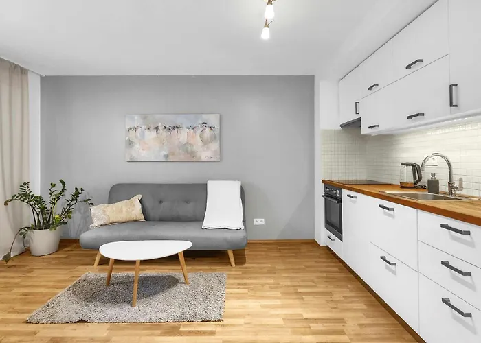Apartment Stylish Designer With Free Street Parking *