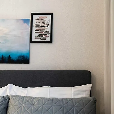 Stylish Designer With Free Street Parking Appartement *