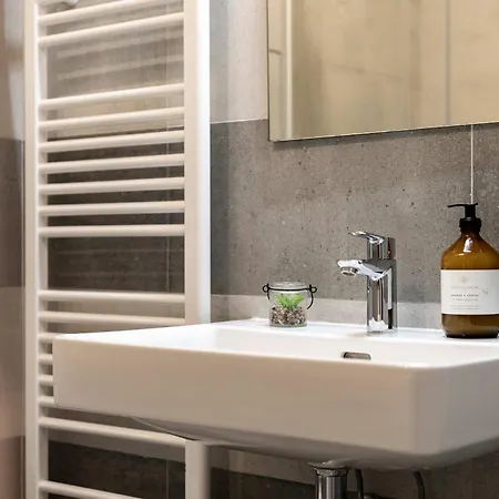 Stylish Designer With Free Street Parking Appartement *