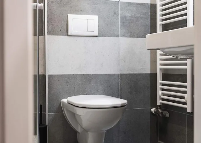 Stylish Designer With Free Street Parking Apartmán